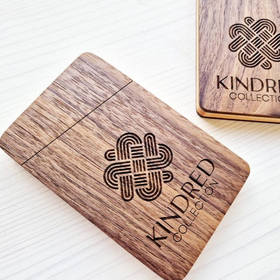 Laser Engraved / Custom made hardwood business card holder - Laser engraved with a text and font of your choice! - The perfect gift ! 0